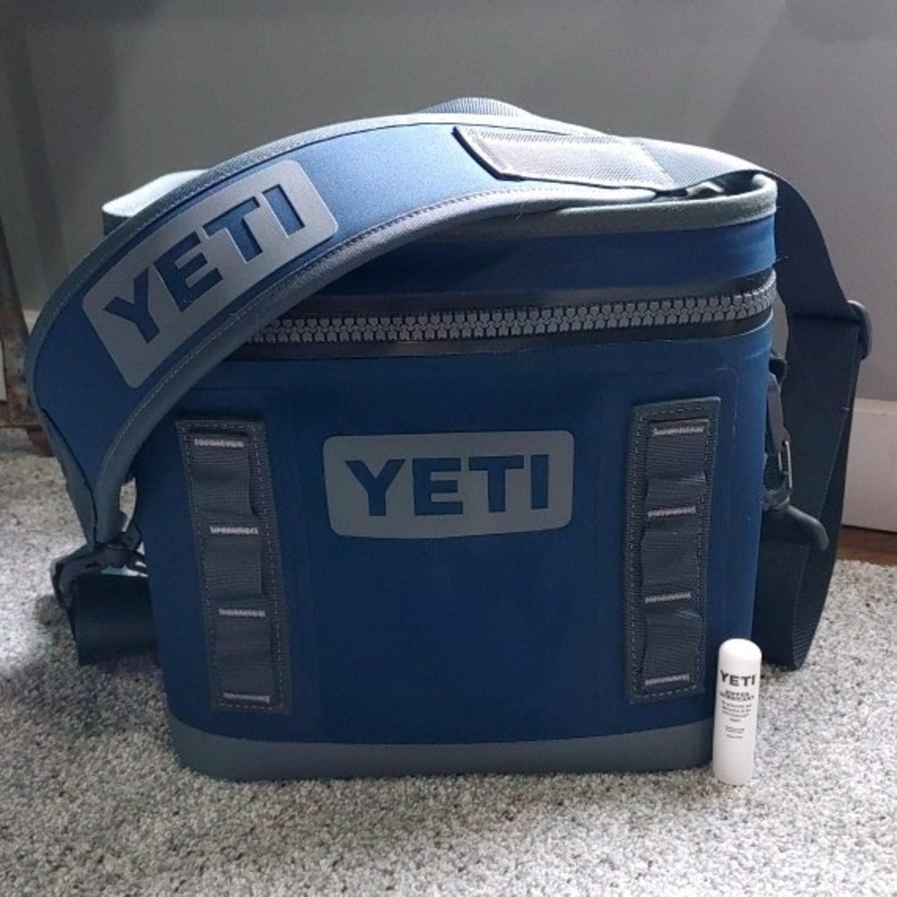 EUC YETI Hopper Flip 8 Soft Cooler Navy Blue Portable Strap Leakproof Lunch Box